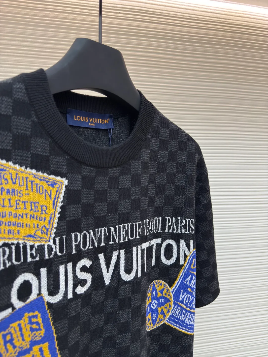 LOUIS VUITTON Checkerboard knitted short-sleeved shirt ●Authentic product: Purchased and developed by 11100 ●Item number: 1680281-A85 ●Fabric: Jacquard intarsia texture ●Technology: Double-sided wool hanging process ●Version: Fitted version ●Size: XS-S-M-L ●Weight: about 355 grams ●Description: The pattern adopts double-sided hanging wool technology, fine workmanship, and clear texture lines. The ultra-fine woven threads are made of environmentally friendly fibers. The overall routing is straight and delicate. The fabric is comfortable and soft, and the color is consistent without color difference. It can be matched with the same style to create a fashionable look and control various occasions. Customized accessories, complete with three standards, same style for men and women!
